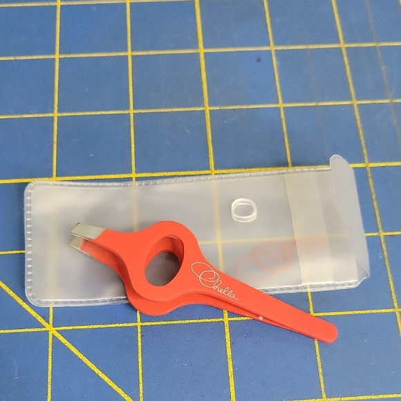 Chella Tweezers, 1 Count Perfect Grip Textured Grippers NEW - Picture 1 of 1